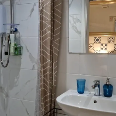 Located Close To Major Businesses Бристоль