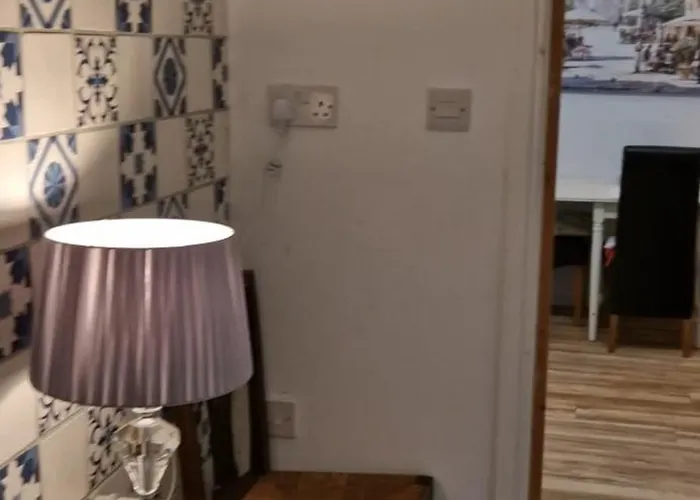 דירה Located Close To Major Businesses *