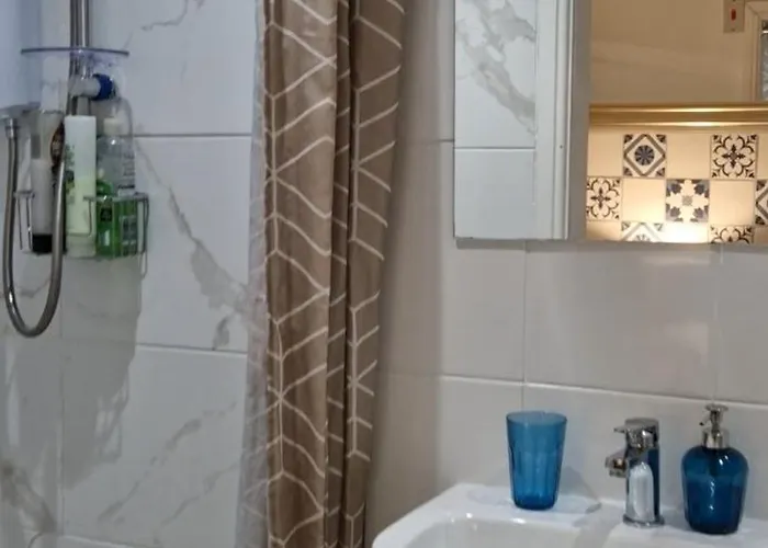 Located Close To Major Businesses Бристоль